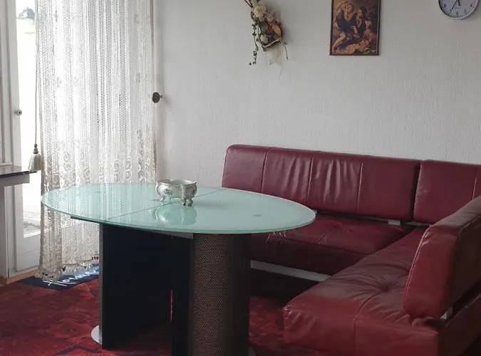 Ferienwohnung- Helena 아파트 슈베르테